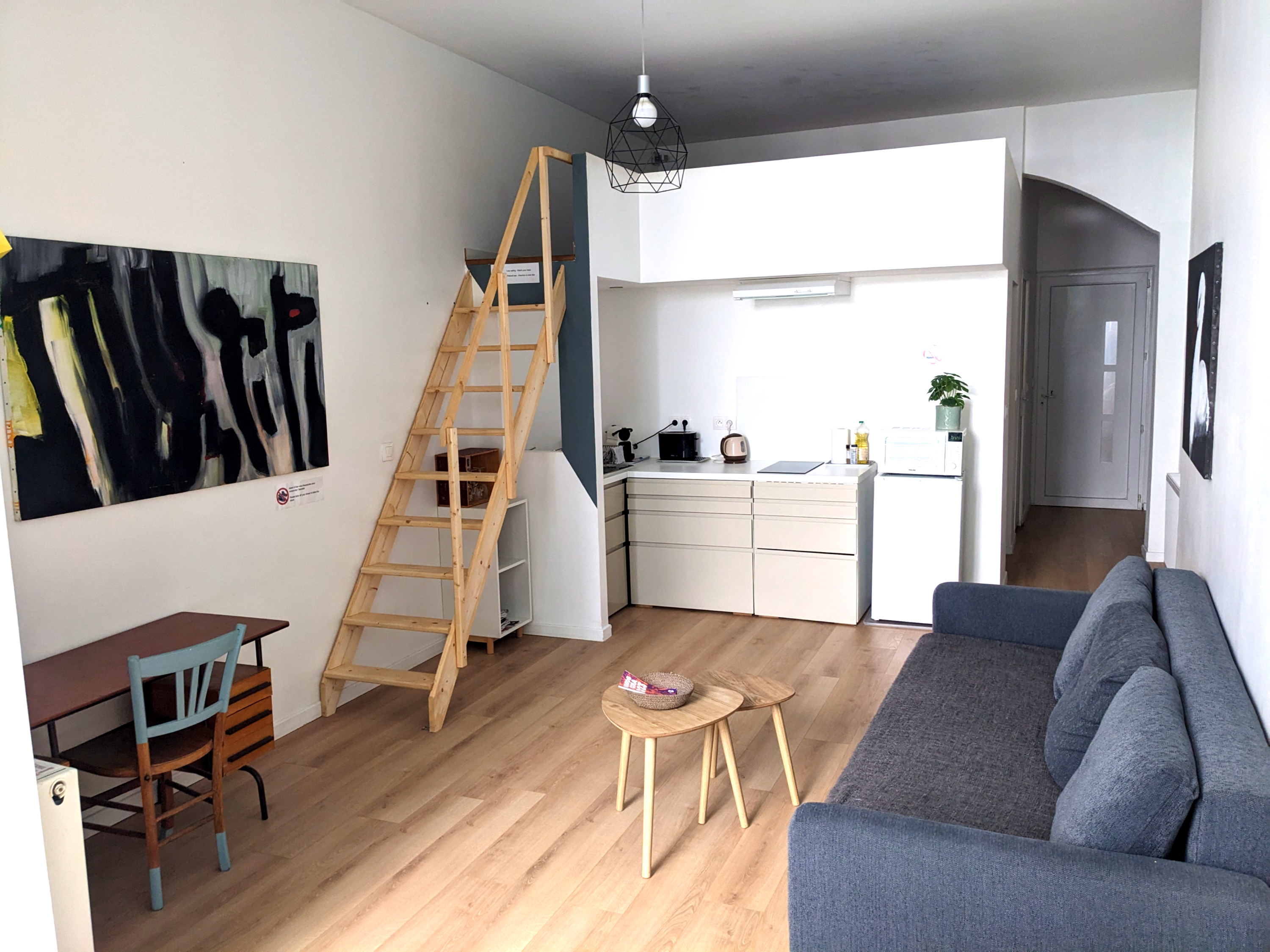Scala a pioli verso il letto nel soppalco, Studio Bianco B&B Bordeaux Saint Michel