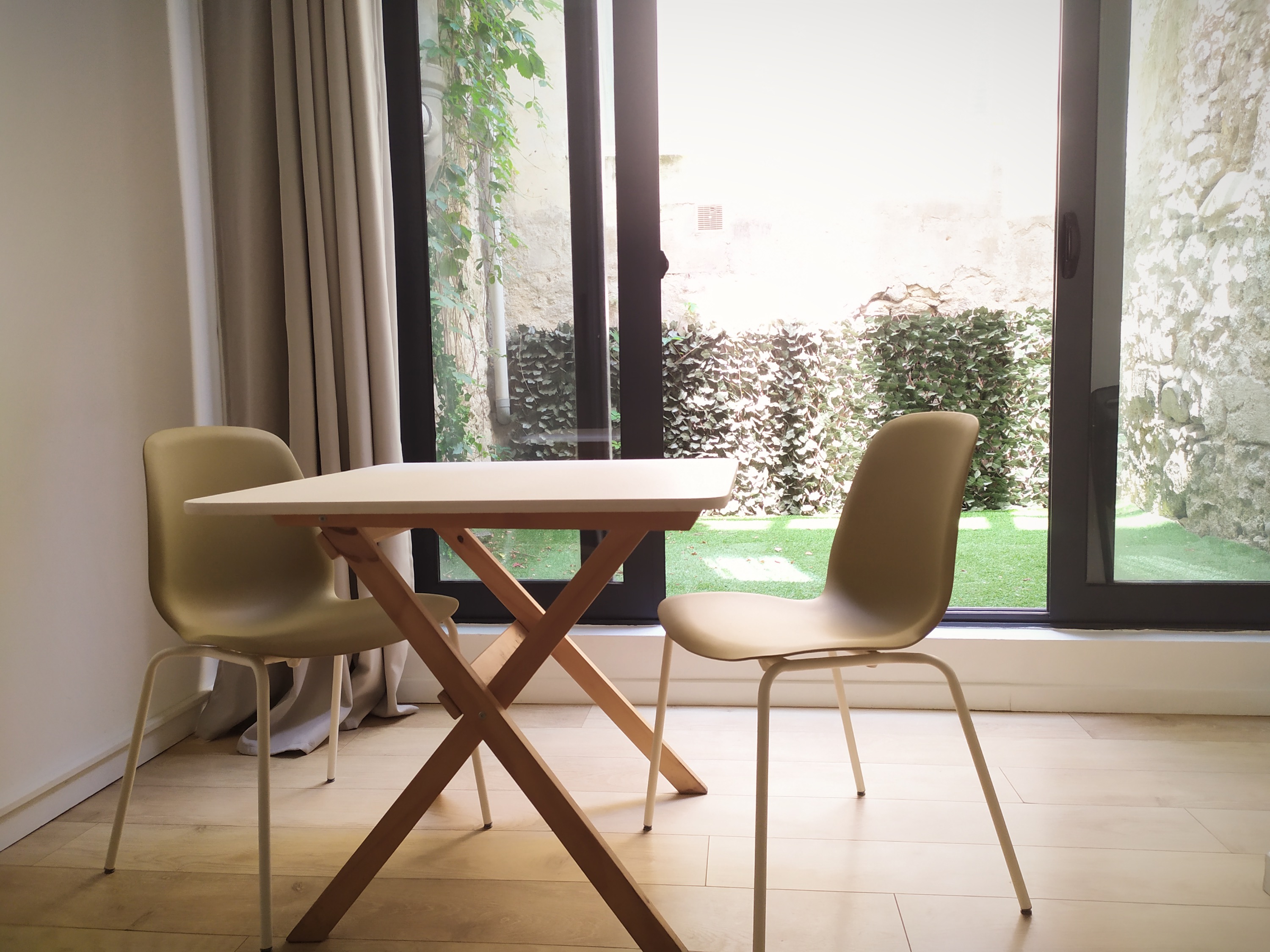 Zona pranzo con tavolo in legno, Studio Bianco B&B Bordeaux Saint Michel
