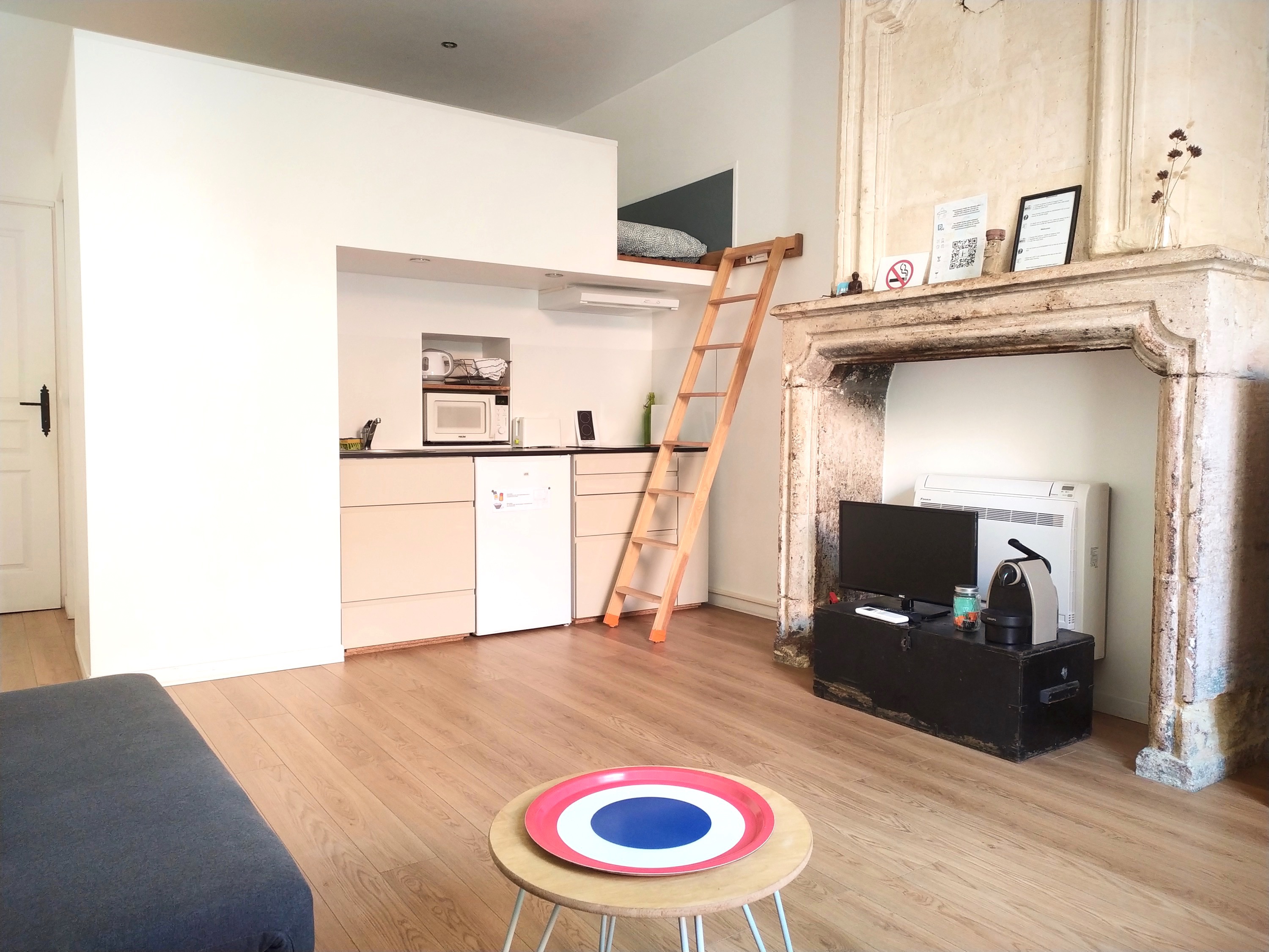 Zona soggiorno con scrivania e divano, Studio Rosso B&B Bordeaux Saint Michel