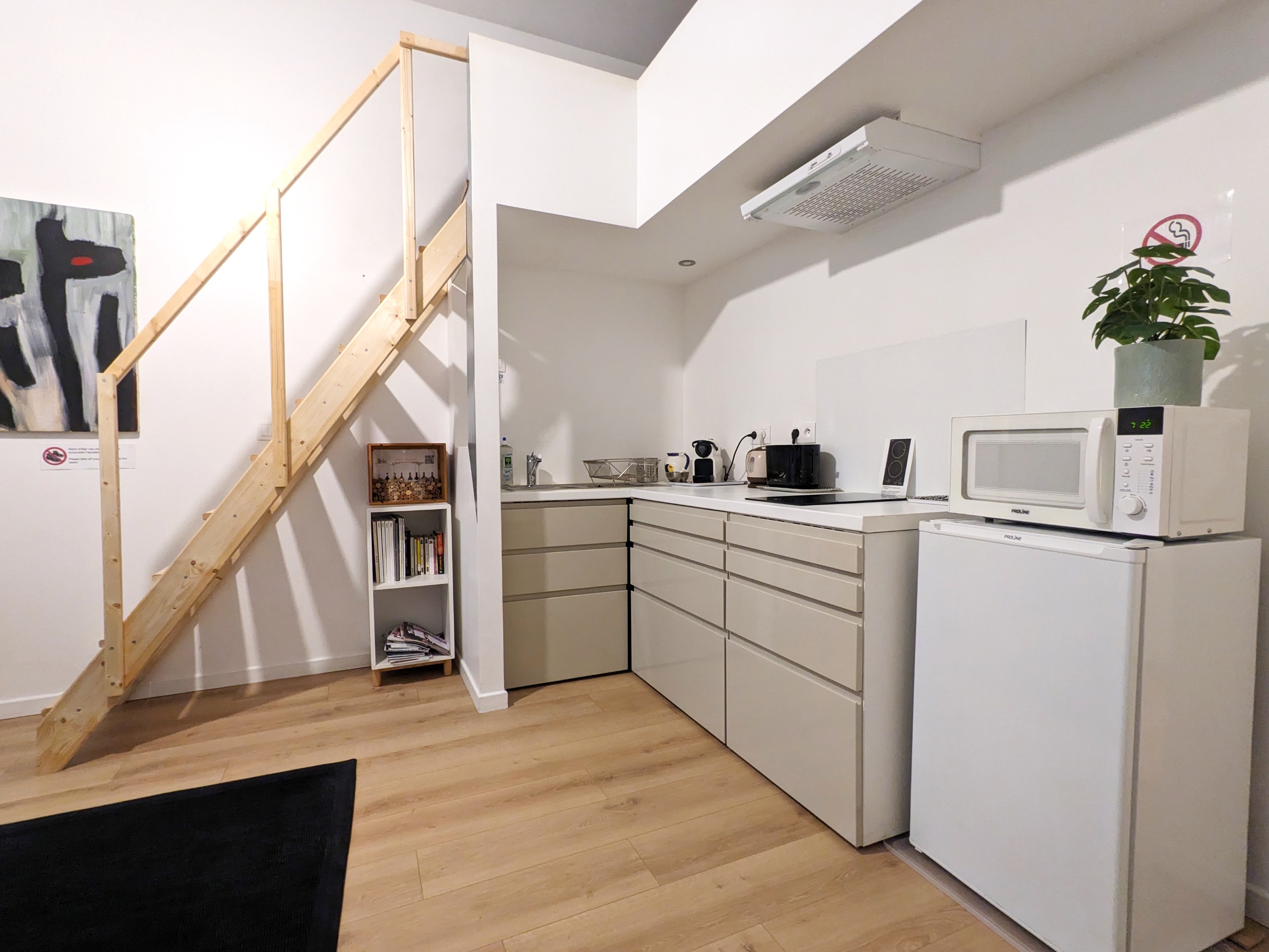 Cucina attrezzata e spazi di archiviazione, Studio Bianco B&B Bordeaux Saint Michel