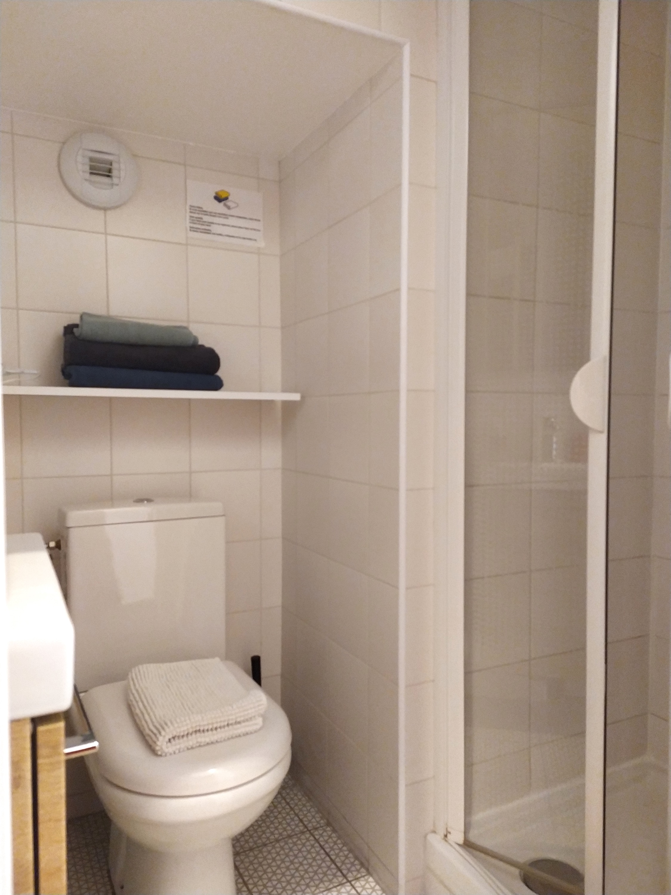 Bagno con doccia, Studio Rosso B&B Bordeaux Saint Michel