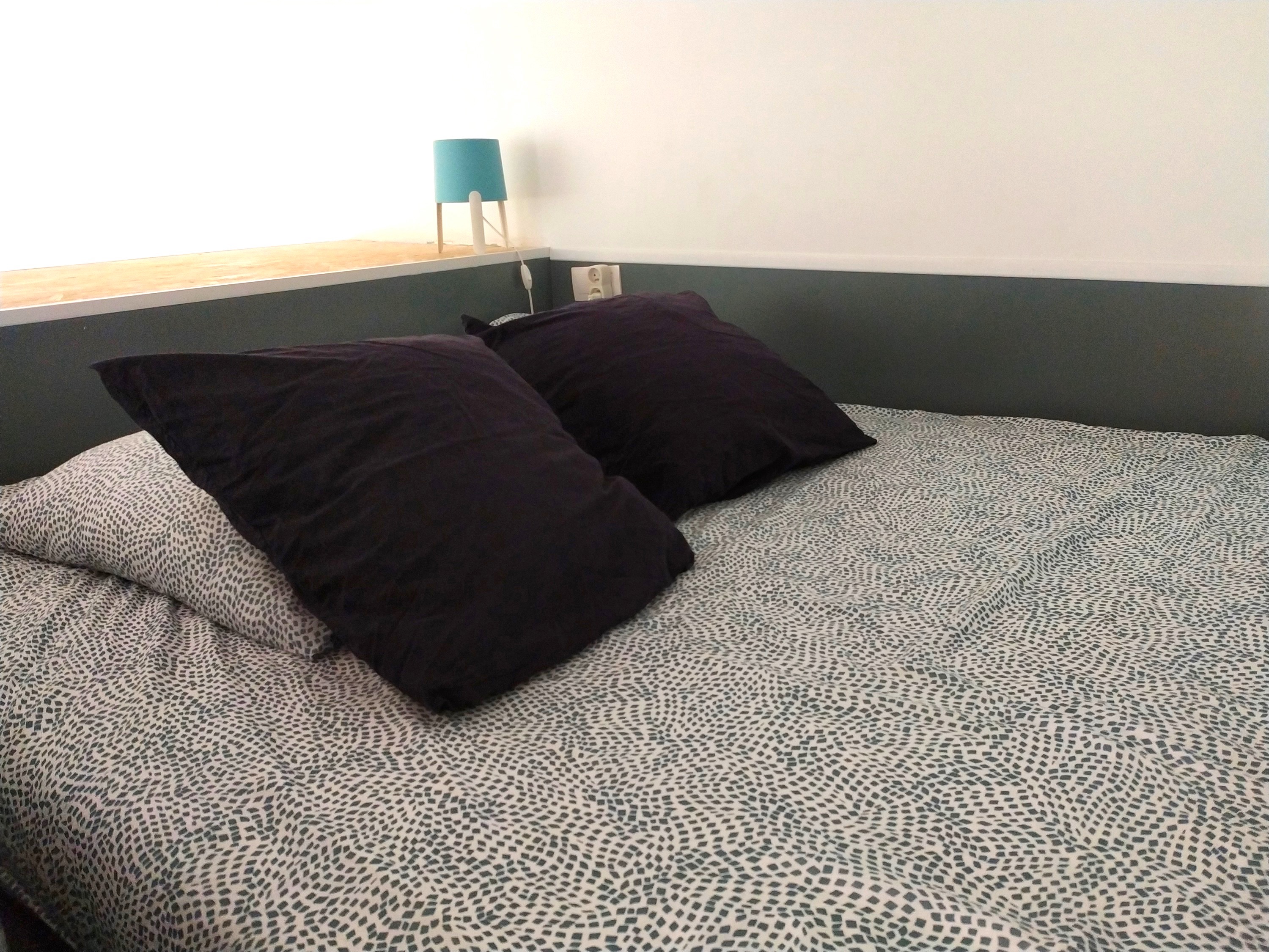 Zona notte nel soppalco con letto matrimoniale, Studio Rosso B&B Bordeaux Saint Michel