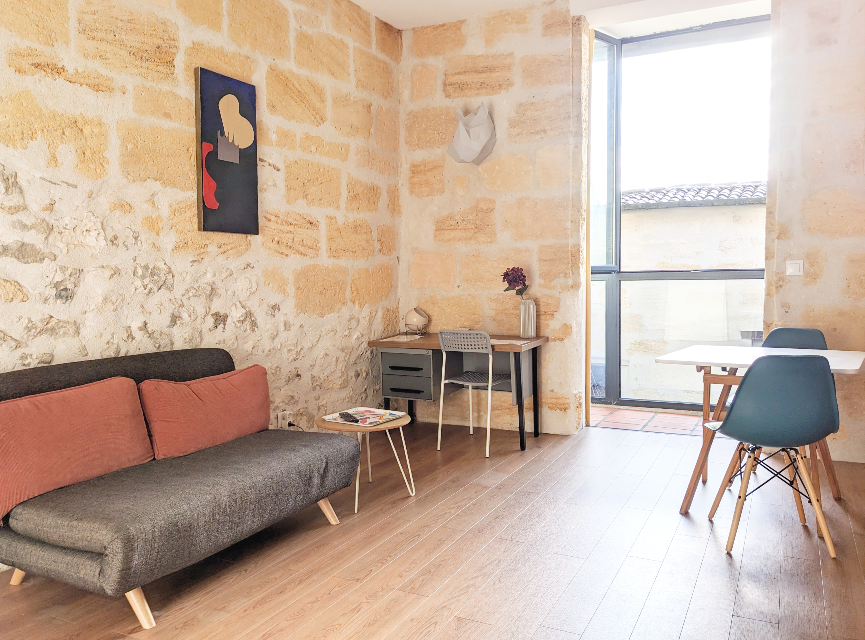Salotto con parete in pietra a vista, Studio Giallo B&B Bordeaux Saint Michel