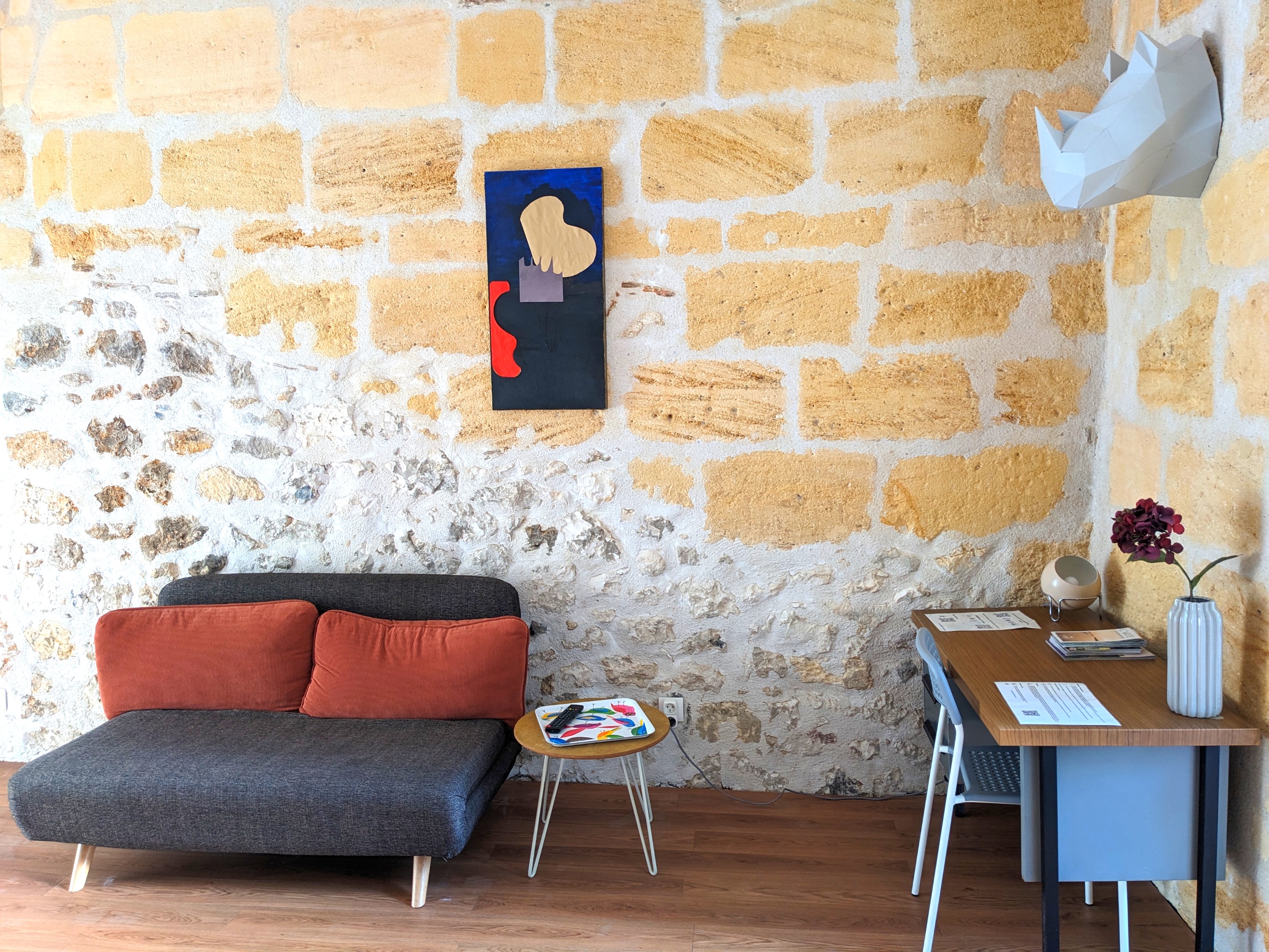 Soggiorno con divano e mobili, Studio Giallo B&B Bordeaux Saint Michel